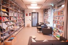 Regenbogenhaus-Bibliothek kennenlernen: Lesungen bei Kaffee und Kuchen